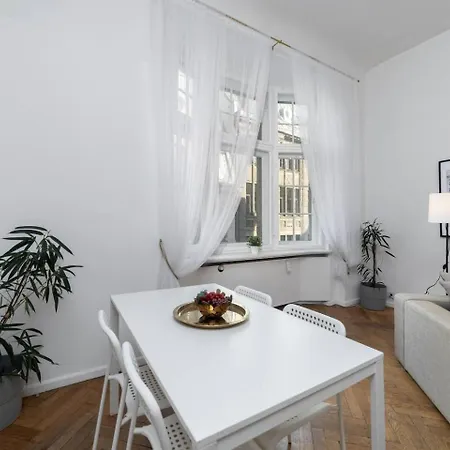 Historic 1914 Old Town With Bay Windows - Valnu Street *