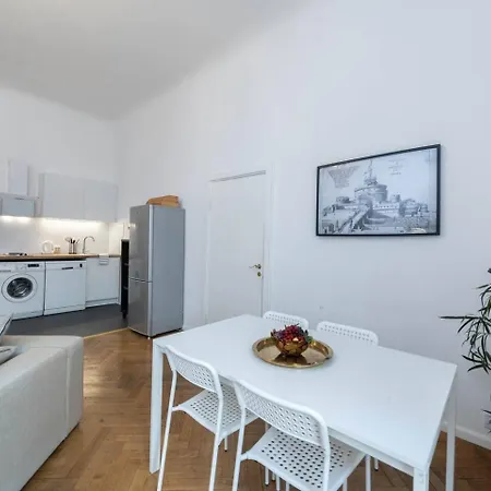 Historic 1914 Old Town With Bay Windows - Valnu Street *