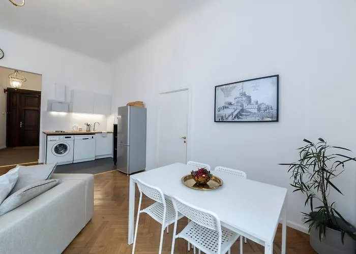 Historic 1914 Old Town With Bay Windows - Valnu Street *